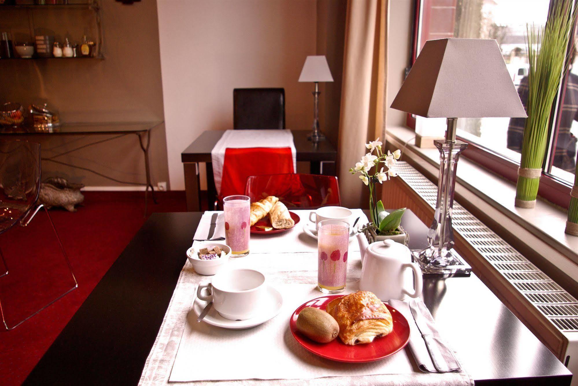 Hotel Le Pelican Charleville-Mézières Екстериор снимка